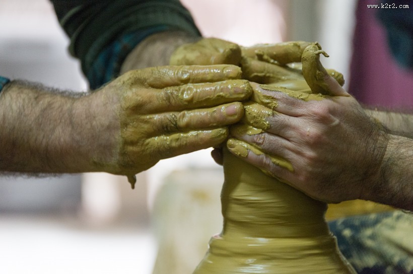 正在拉坯做陶艺的人图片