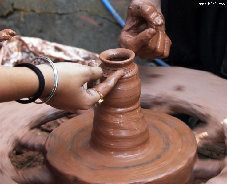 正在拉坯做陶艺的人图片