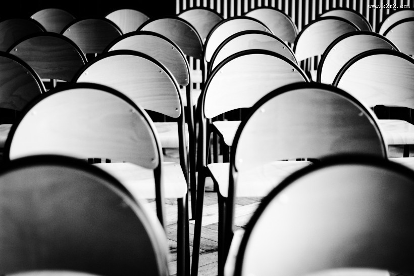 整齐放置的座位图片