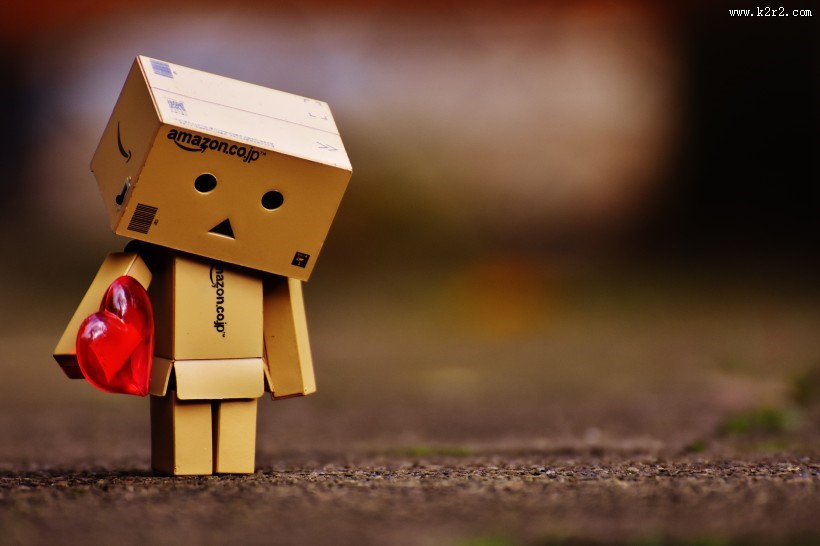 纸箱人拿着爱心图片