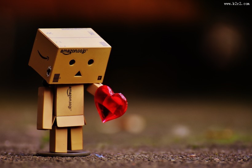 纸箱人拿着爱心图片