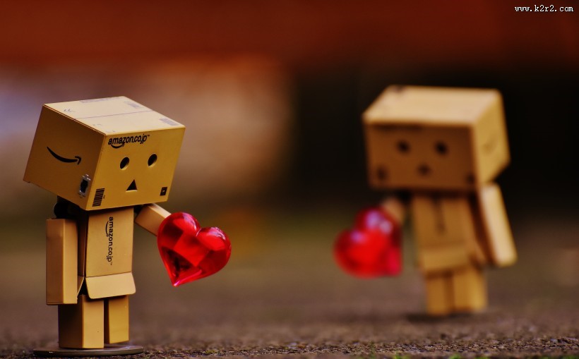 纸箱人拿着爱心图片