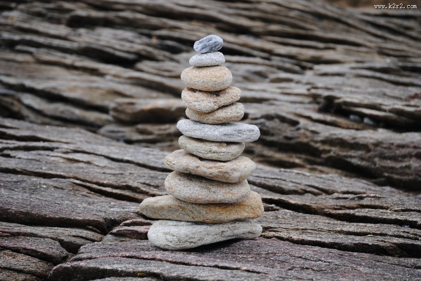 堆叠在一起的石子图片