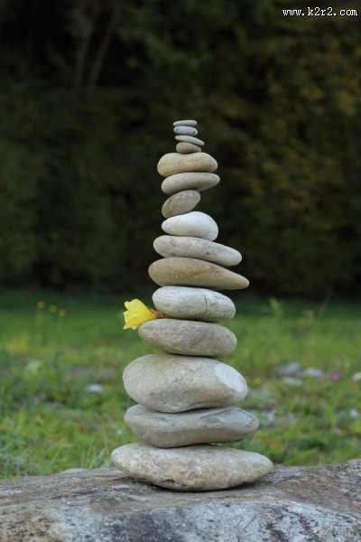 堆叠在一起的石子图片