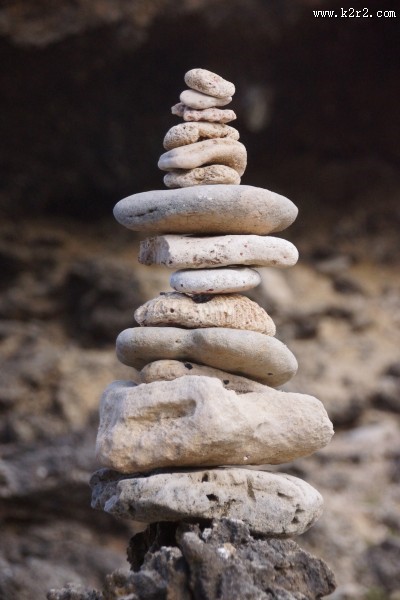 堆叠在一起的石子图片