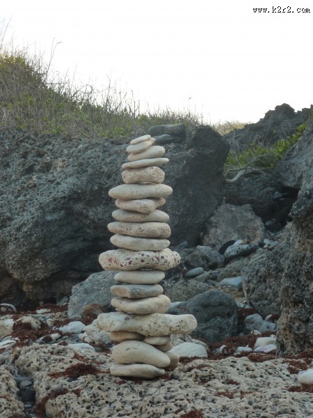 堆叠在一起的石子图片