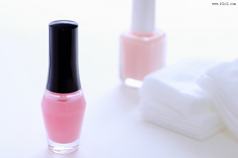 颜色艳丽的指甲油图片