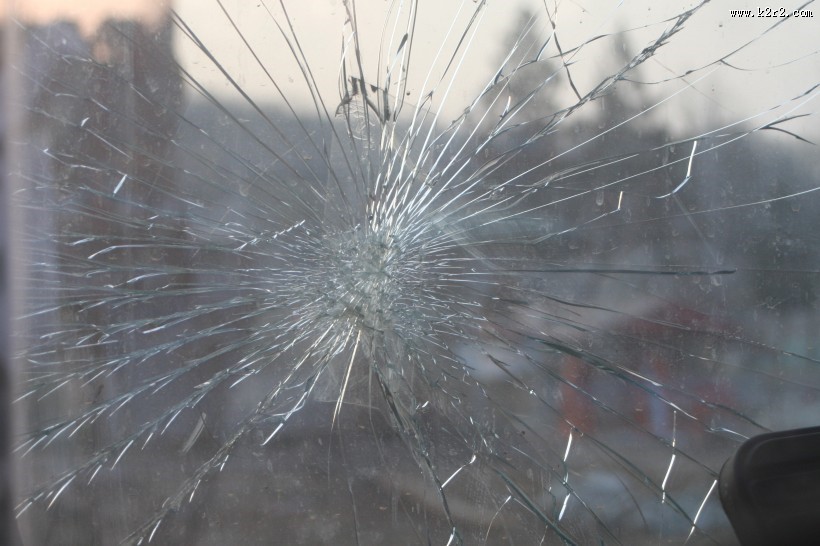 被打碎的玻璃图片