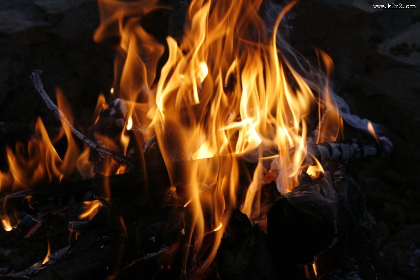 熊熊燃烧的篝火图片