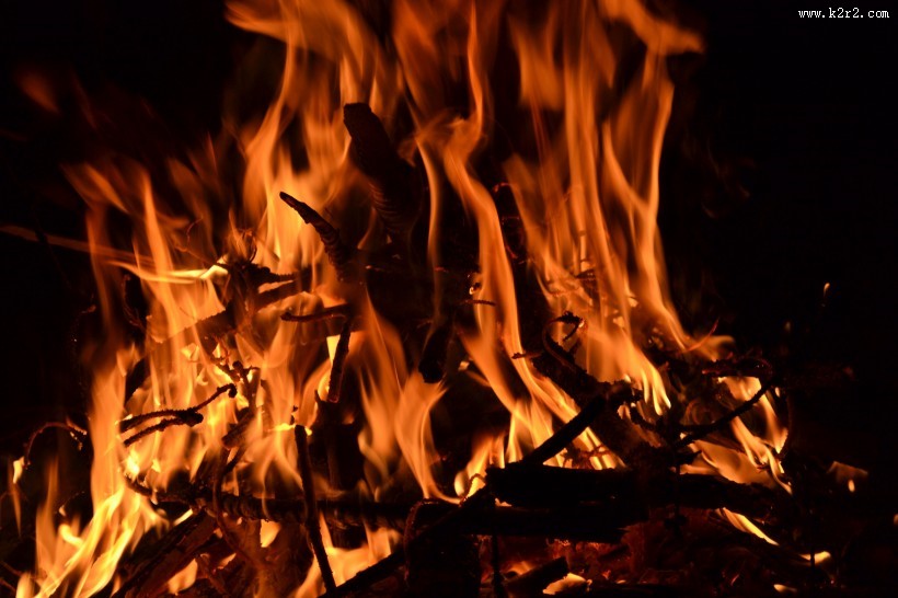 熊熊燃烧的篝火图片
