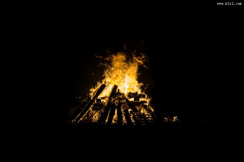 熊熊燃烧的篝火图片