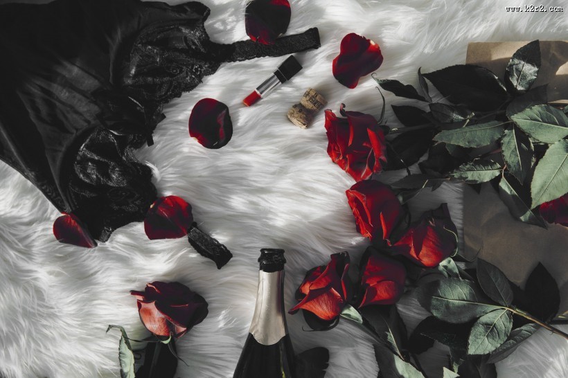 情人节用玫瑰和桌上游戏制造的惊喜图片大全