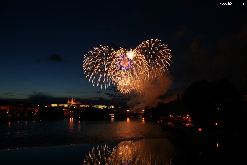高空中绚丽的烟花图片大全