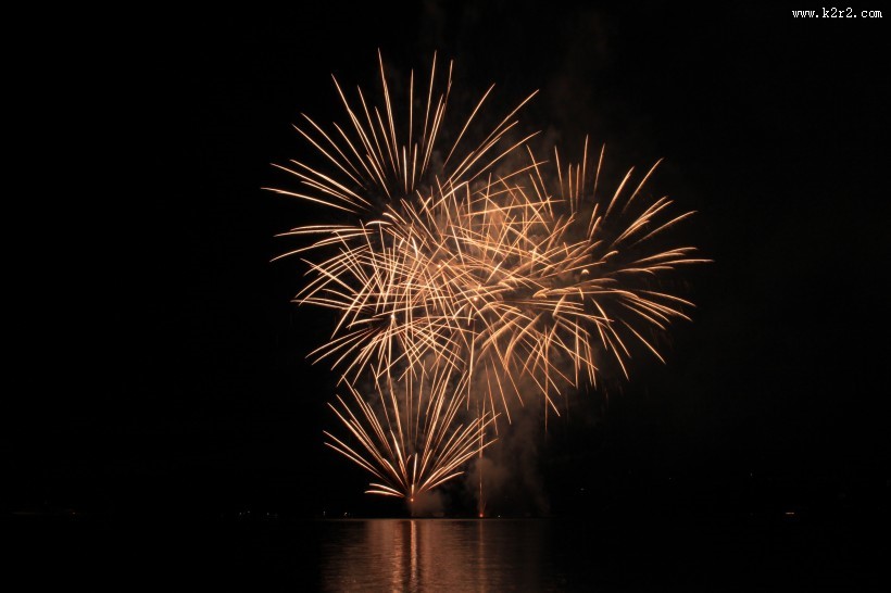 高空中绚丽的烟花图片大全