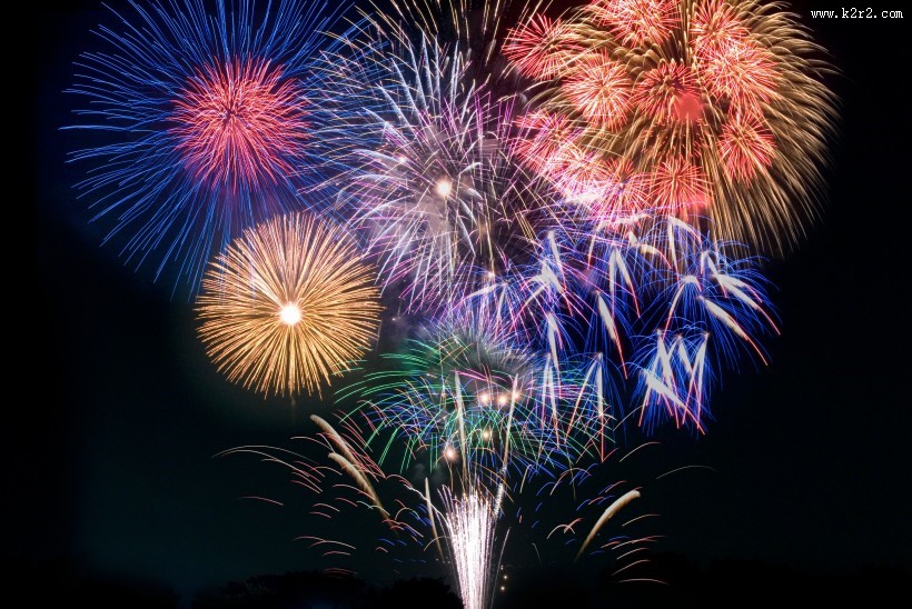 高空中绚丽的烟花图片大全