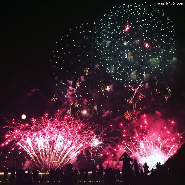 高空中绚丽的烟花图片大全