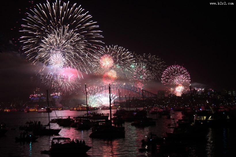 高空中绚丽的烟花图片大全