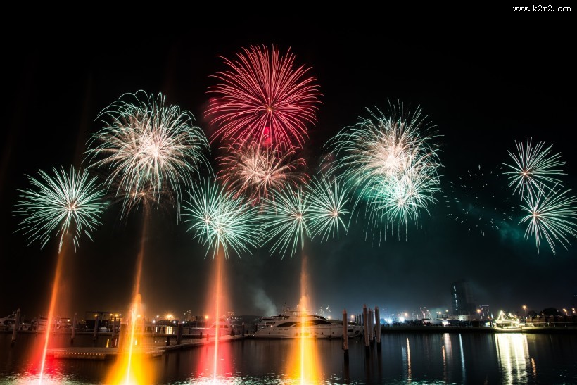 高空中绚丽的烟花图片大全