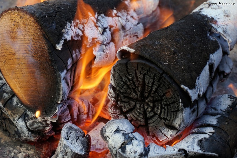 燃烧着的木炭图片