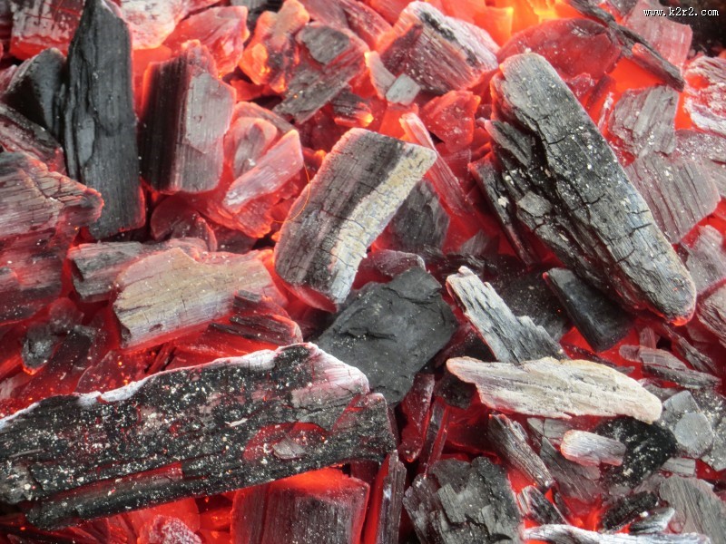燃烧着的木炭图片