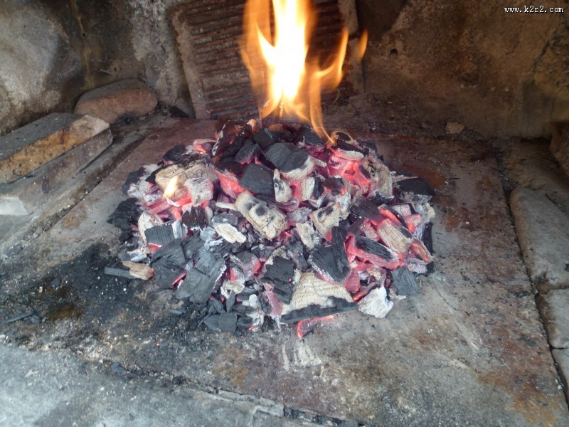 燃烧着的木炭图片