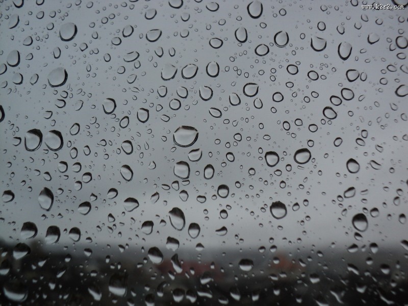 窗外的雨滴图片