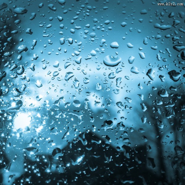 窗外的雨滴图片