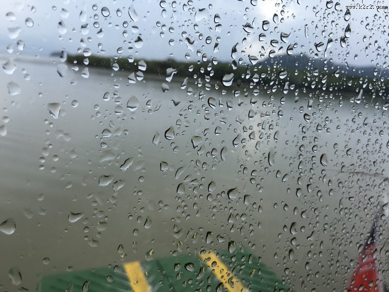 窗子上的雨滴图片