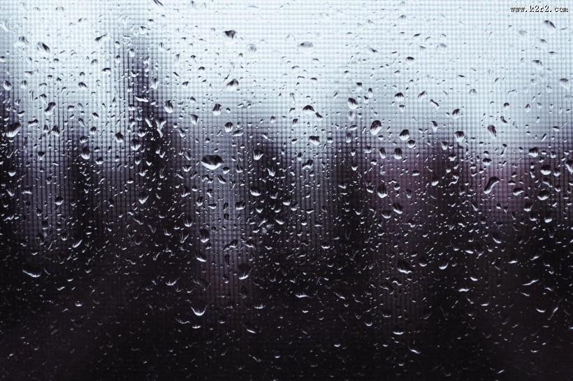 窗子上的雨滴图片
