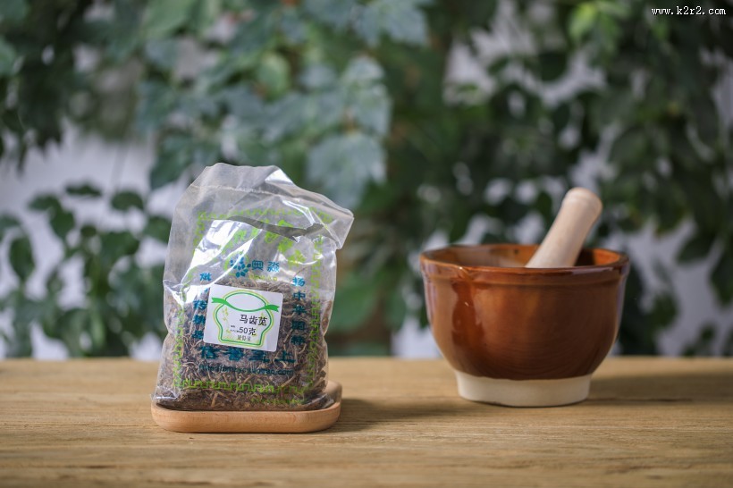 放在桌上准备捣碎的中药图片