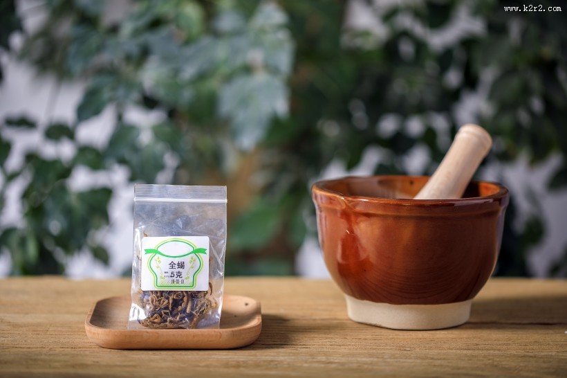 放在桌上准备捣碎的中药图片