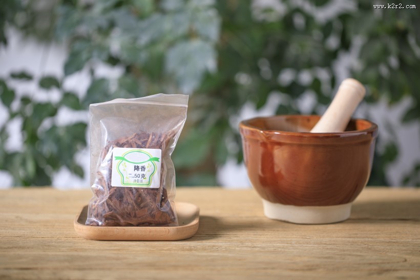 放在桌上准备捣碎的中药图片