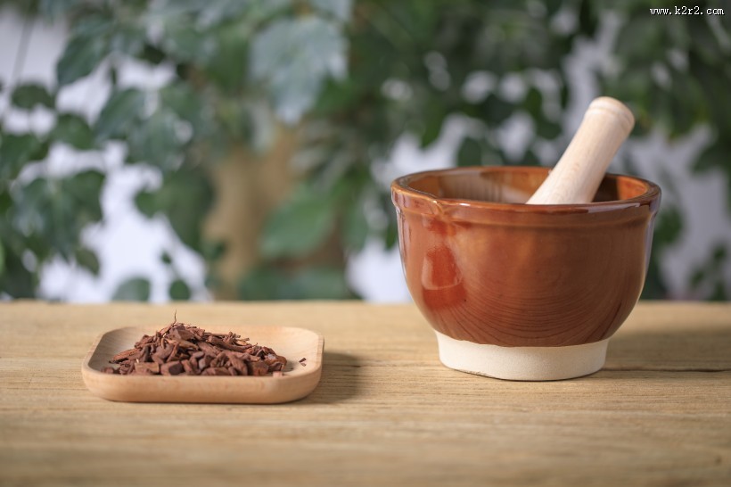 放在桌上准备捣碎的中药图片