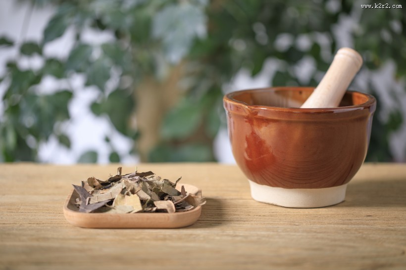 放在桌上准备捣碎的中药图片