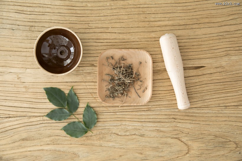放在桌上准备捣碎的中药图片