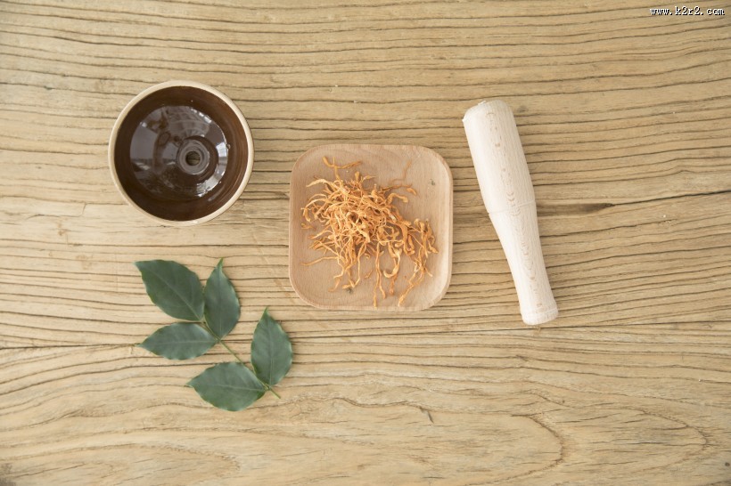 放在桌上准备捣碎的中药图片