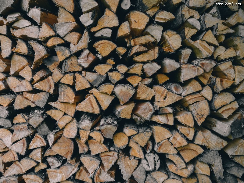 堆在一起的木材图片