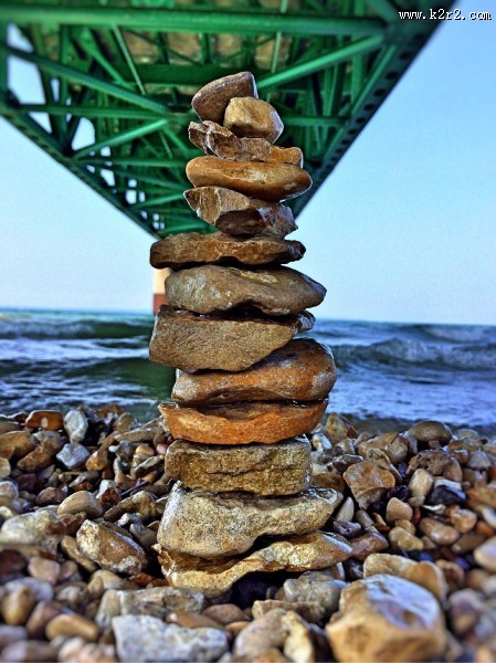 叠起来的石头图片