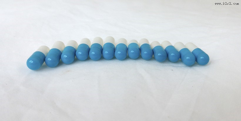 蓝白色相间的胶囊图片