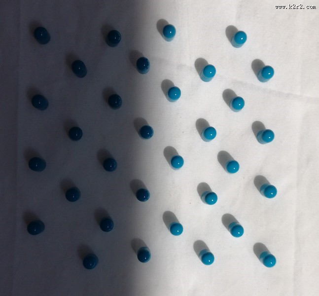 蓝白色相间的胶囊图片