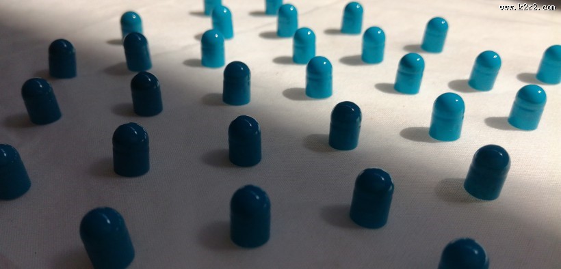 蓝白色相间的胶囊图片