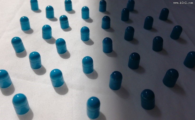 蓝白色相间的胶囊图片