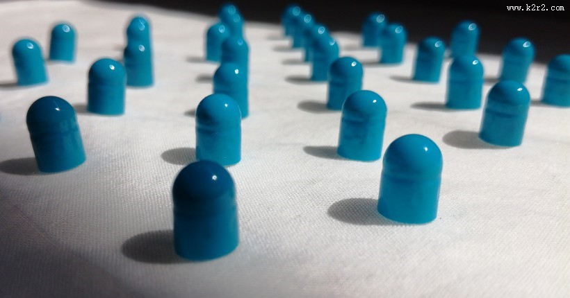 蓝白色相间的胶囊图片