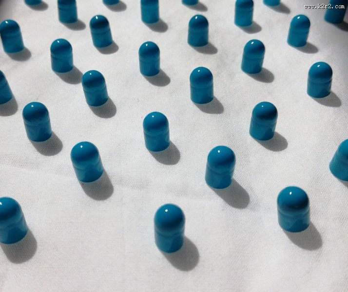 蓝白色相间的胶囊图片