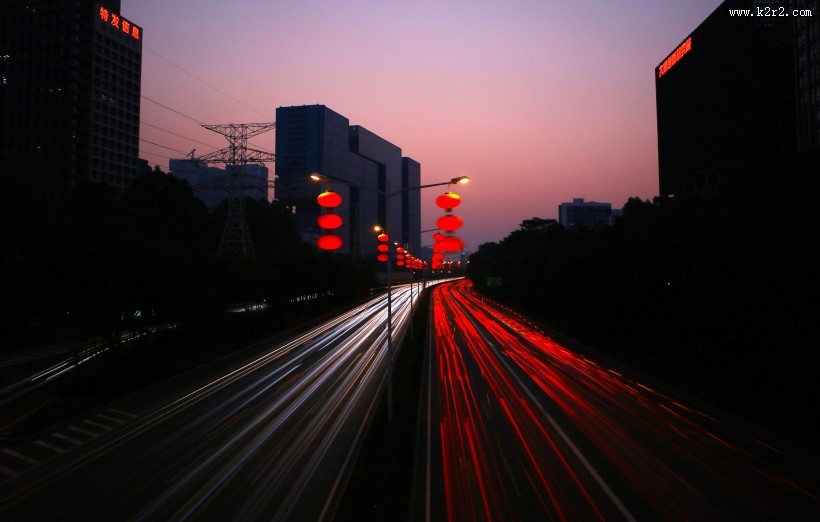 公路上延时拍摄出现的汽车灯光图片