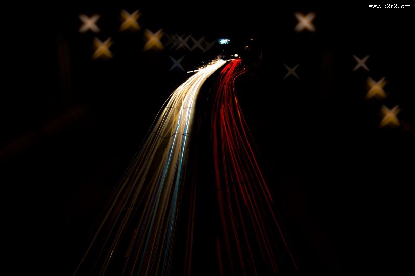 公路上延时拍摄出现的汽车灯光图片