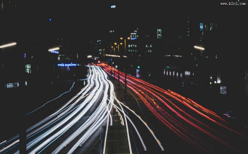 公路上延时拍摄出现的汽车灯光图片