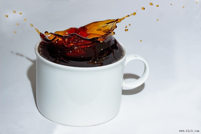 水杯里溅出的水图片