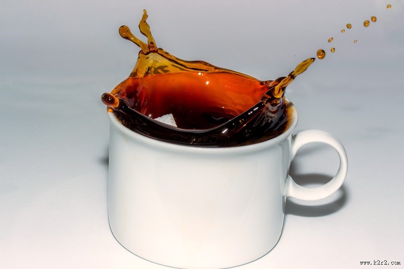 水杯里溅出的水图片