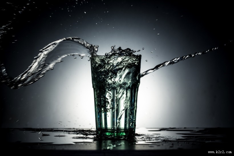 水杯里溅出的水图片